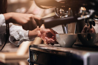 特写镜头专业女咖啡师手使杯咖啡咖啡制造<strong>商机</strong>餐厅咖啡商店人生活方式业务食物喝概念商店老板主题