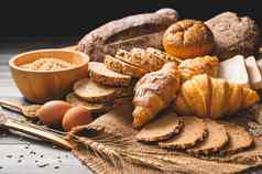 类型面包营养谷物木背景食物面包店厨房概念美味的早餐古梅特餐