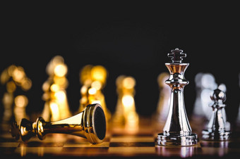 特写镜头王国际象棋一块打败了敌人贸易竞争对手使彻底失败结束棋盘游戏商人移动国际象棋成功竞争手领导策略管理