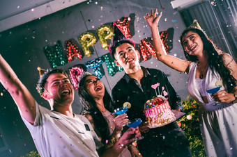 亚洲朋友有趣的生日聚会，派对晚上俱乐部生日蛋糕事件周年纪念日概念人生活方式友谊