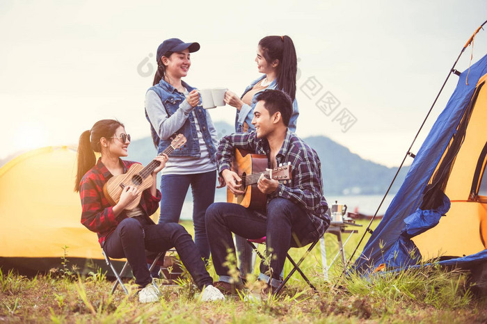 集团亚洲友谊无比的喝瓶玻璃庆祝私人聚会，派对山湖视图背景人生活方式旅行假期概念野餐野营帐篷