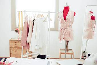 时尚设计师展厅工作室车间背景集合粉红色的柔和的女服装设计裁缝缝纫概念裁缝现代房间室内红色的人体模型