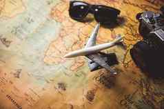 旅游规划道具旅行配件飞机数字相机太阳镜难看的东西风格地图桌面假期目的地假期概念Copyspace