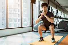 体育运动男人。蹲的姿势瑜伽席健身健身房公寓城市人生活方式体育运动锻炼概念