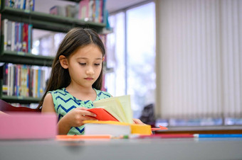 可爱的女孩阅读书图书馆用心学校女孩集中学习教室教育人生活方式学术孩子们责任概念