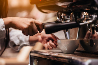 特写镜头专业女咖啡师手使杯咖啡咖啡制造商机餐厅咖啡商店人生活方式业务食物喝概念商店老板主题