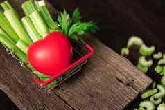 群新鲜的芹菜茎购物篮子叶子红色的心健康的概念食物成分蔬菜新鲜Herbal低卡路里节食很多维生素