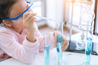 亚洲孩子化学家持有瓶测试管手实验室<strong>学习</strong>化学实验科学家化学科学教育概念孩子们<strong>梦</strong>想工作占领