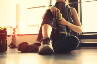 体育运动女人锻炼锻炼健身体育运动健身房持有绿色苹果女孩放松制动俱乐部蛋白质摇瓶健康的运动人肌肉健美运动员培训生活方式概念