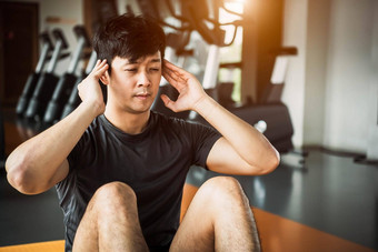 亚洲体育运动男人。危机坐的姿势瑜伽席健身健身房公寓健身房设备背景办公室工作人生活方式体育运动锻炼概念