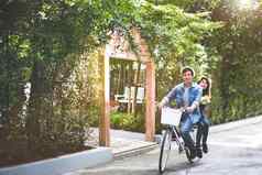 快乐夫妇骑自行车浪漫的视图公园背景情人节一天婚礼度蜜月概念人生活方式概念