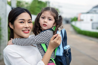 妈妈女儿肖像学校回来学校<strong>教育</strong>概念首页甜蜜的首页快乐家庭<strong>主题</strong>