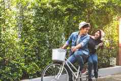 快乐夫妇骑自行车浪漫的视图公园背景情人节一天婚礼度蜜月概念人生活方式概念