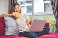 亚洲女人享受互联网移动PC电话办公室业务市场营销部分时间概念在线购物业务成功主题快乐情绪工作工作