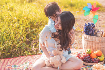 亚洲男孩骑回来超级权力妈妈草地野餐妈妈。儿子玩庆祝妈妈。一天欣赏概念夏天人生活方式主题