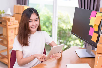 亚洲女人平板电脑包裹盒子交付服务主题部分时间生活方式概念