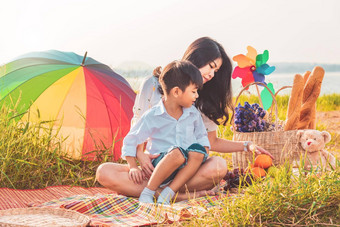 <strong>美丽</strong>的亚洲妈妈。儿子野餐复活节夏天聚会，派对草地湖山假期假期<strong>人生</strong>活方式快乐家庭生活概念泰国人