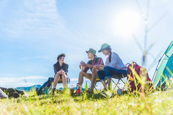 集团旅行者野营野餐草地场前景山湖背景人生活方式概念在户外<strong>活动</strong>休闲<strong>主题</strong>背包客徒步旅行者生活方式