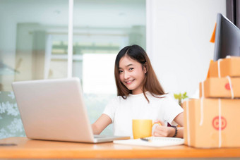 亚洲女人包裹盒子交付服务在线购<strong>物业</strong>务主题部分时间生活方式概念