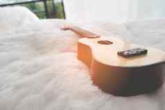 小吉他白色羊毛音乐的仪器休闲概念旅行放松主题