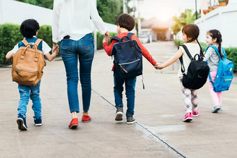 回来学校学生妈妈。集团学校父发送男孩女孩类学期术语<strong>书包书包</strong>协作学习同理心托儿所