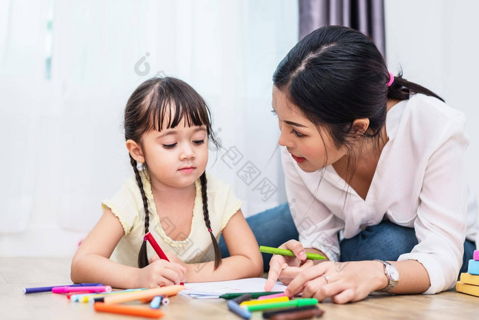 妈妈教学女儿画艺术类回来学校教育概念孩子们孩子们主题首页甜蜜的首页主题