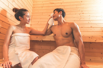 年轻的亚洲夫妻情人浪漫的放松<strong>桑拿</strong>房间皮肤护理热治疗身体清洁让人耳目一新水疗中心蒸汽浴健康的度蜜月概念幸福