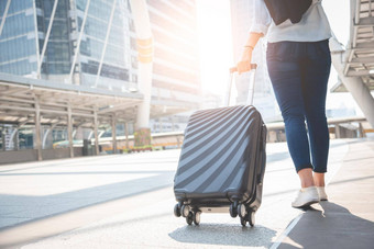 女旅行者旅游走行李终端站活动生活方式概念业务人长假期假期主题回来视图