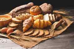类型面包营养谷物木背景食物面包店厨房概念美味的早餐古梅特餐碳水化合物有机食物厨房自制的