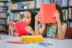 可爱的女孩多民族朋友阅读书学校图书馆人生活方式教育学习概念快乐友谊孩子们休闲活动检查测试