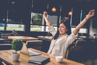 美亚洲女人提高手完成工作幸福的移动PC电脑人生活方式概念技术业务工作主题占领咖啡商店主题