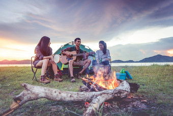 集团旅行者野营野餐玩音乐山湖背景人生活方式在户外活动休闲主题背包客徒步旅行者黎明《暮光之城》