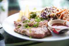 猪肉切牛排沙拉肉汁酱汁菜食物蔬菜概念餐厅菜单主题