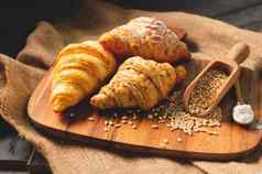 类型面包营养谷物木背景食物面包店厨房概念美味的早餐古梅特餐碳水化合物有机食物厨房自制的
