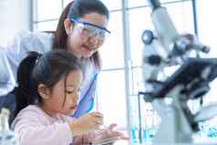 科学家女孩老师下降解决方案物质液体吸管测试管实验室教室教育科学微纳米技术e-healthcare医疗概念