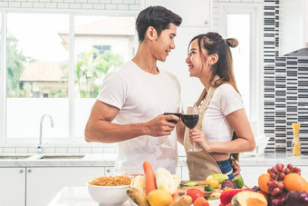 亚洲情人夫妻喝酒厨房房间首页爱幸福概念甜蜜的度蜜月情人节一天主题