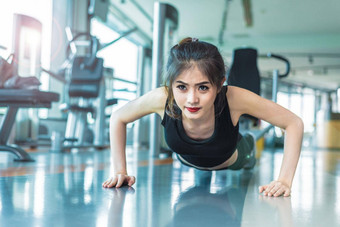 亚洲女人健身女孩<strong>推</strong>联合包裹健身健身房医疗保健健康的概念<strong>培训</strong>身体构建主题强度美概念