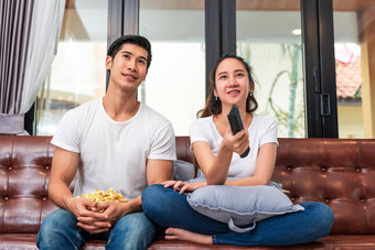 亚洲夫妻看电视沙发首页人生活方式概念假期假期概念度蜜月前婚礼主题快乐家庭活动情人节一天
