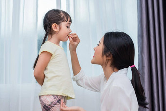 妈妈喂养孩子们土豆芯片老师喂养学生零食回来学校教育概念孩子们孩子们主题<strong>首页</strong>甜蜜的<strong>首页</strong>托儿所主题