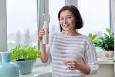 中年女人喝牛奶喝液体酸奶瓶首页窗口