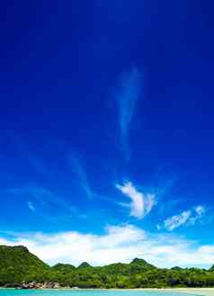 宽视图海山蓝色的天空