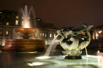 喷泉特拉法尔加广场伦敦晚上