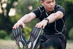 运动男人。黑色的运动服装健身伸展运动练习