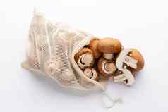 新鲜的食用香草蘑菇生态棉花袋白色背景
