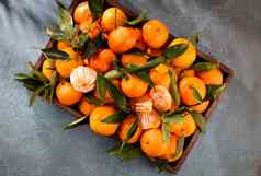 新鲜的普通话橙子水果橘子叶子木盒子前视图