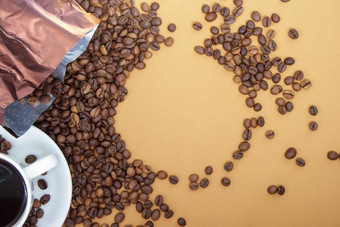 白色杯美国黑色的咖啡牛奶群烤咖啡豆子分散纸包装咖啡背景前视图复制空间标志文本