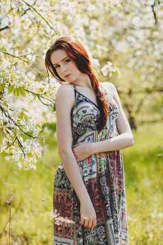 肖像无忧无虑的年轻的女人放荡不羁的风格衣服春天樱桃开花花园