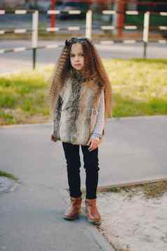 时尚的婴儿女孩一年穿靴子皮毛外套移动玩秋天秋天季节
