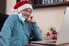 圣诞节在线祝贺高级男人。圣诞老人老人他会谈移动PC视频调用朋友儿童房间包厢里装饰圣诞节冠状病毒