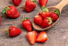 甜蜜的草莓自然水果草莓木勺子木表格食物背景新鲜收获草莓